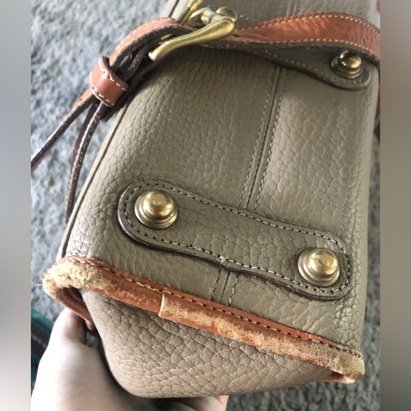 ✨BEAUTIFUL✨ Dooney and Bourke crossbody - Picture 4 of 10